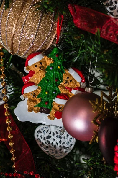 Işıkları Süslemeleri Olan Güzel Bir Noel Ağacının Dikey Yakın Çekimi — Stok fotoğraf