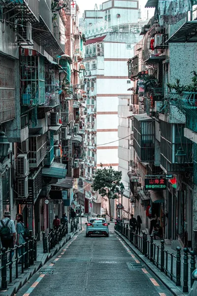 Eine Vertikale Aufnahme Einer Engen Straße Mit Einem Auto Ende — Stockfoto