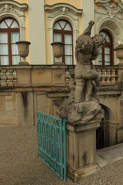 Vertikale Aufnahme Einer Statue Vor Dem Monrepos Palast Ludwigsburg Deutschland — Stockfoto
