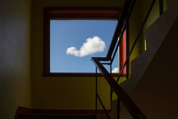 Penceresi Gökyüzü Bulutlu Koridor — Stok fotoğraf
