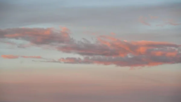 Piękne Ujęcie Różowych Niebieskich Chmur Niebie Podczas Zachodu Słońca — Zdjęcie stockowe