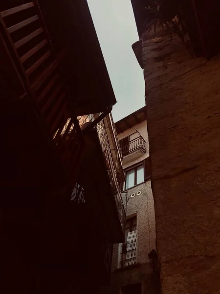 狭い通りの建物の垂直低角度ビュー — ストック写真