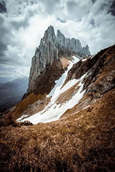 Colpo Verticale Delle Montagne Rocciose — Foto Stock