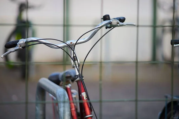Nahaufnahme Eines Metallischen Fahrrads Mit Roter Karosserie Und Silbernem Lenker — Stockfoto