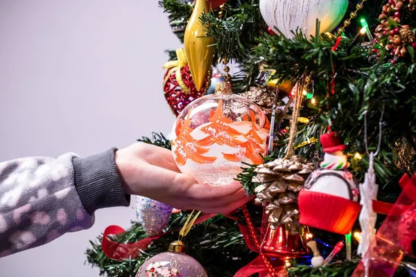 Homem Pendurado Enfeites Natal Decorações Uma Árvore Natal — Fotografia de Stock