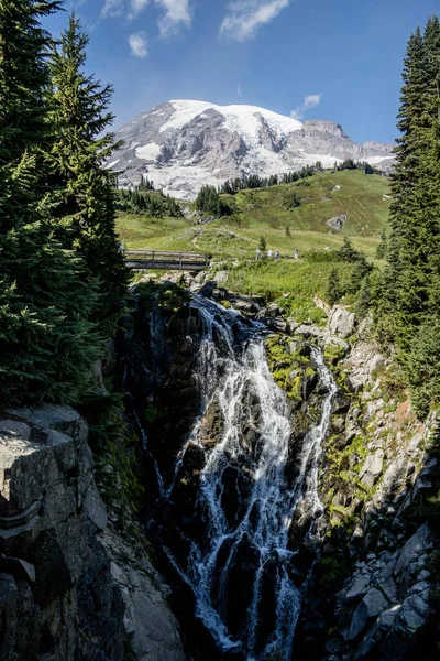 Het Hoge Hoek Verticaal Uitzicht Van Watervallen Stroomt Door Rotsen — Stockfoto