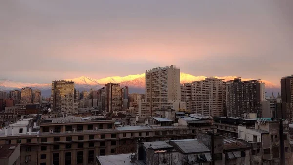 明るい日没の背景に高い住宅街区の風景 — ストック写真