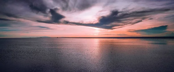 Una Vista Fascinante Puesta Sol Dorada Sobre Mar — Foto de Stock