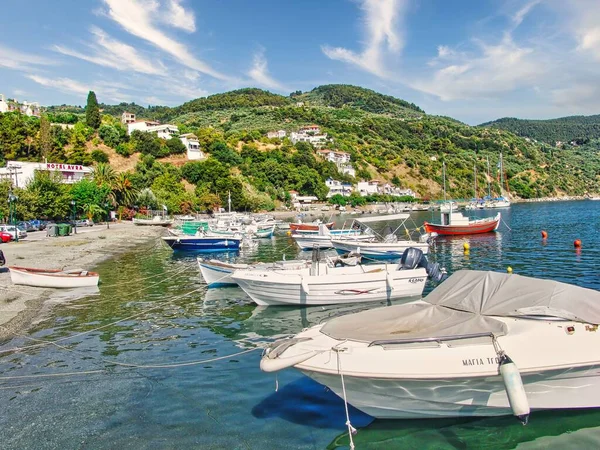 Une Belle Vue Sur Plage Avec Des Bateaux Des Montagnes — Photo