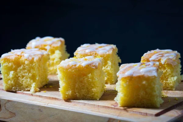 Kleine Stücke Zitronenkuchen Auf Einem Teller — Stockfoto