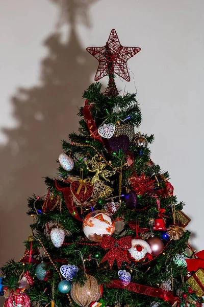Vackra Julprydnader Och Dekorationer Hängande Julgran — Stockfoto