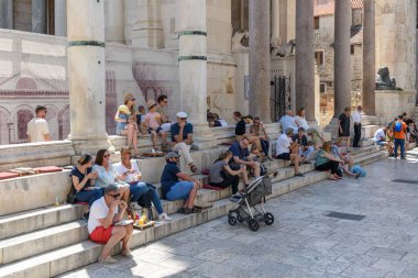 Hırvatistan 'ın Split kentindeki Diocletian sarayının peristyle gezen bazı turistler