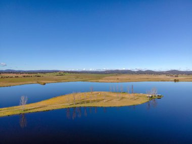 Avustralya 'nın arka planında tarımsal alanları olan bir kıyı şeridi manzarası