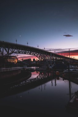 Köprünün arkasında gün batımının güzel bir görüntüsü