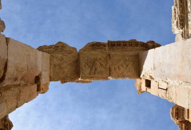 Baküs Tapınağı ve Jüpiter Tapınağı 'nın arkeolojik alanının düşük açılı bir görüntüsü.