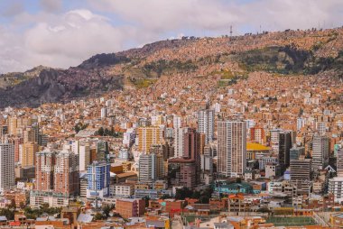 Gökdelenlerin ve gecekondu kasabalarının panoramik manzarası