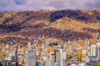 Gökdelenlerin ve gecekondu kasabalarının panoramik manzarası