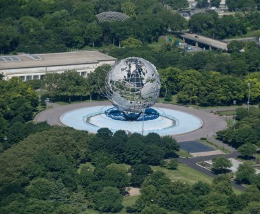 New York 'taki Flushing Meadows Corona Parkı' nın hava görüntüsü Unisphere 'i gösteriyor..