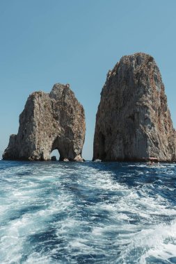 İtalya kıyılarındaki muhteşem Faraglioni kaya oluşumlarının güzel bir manzarası.