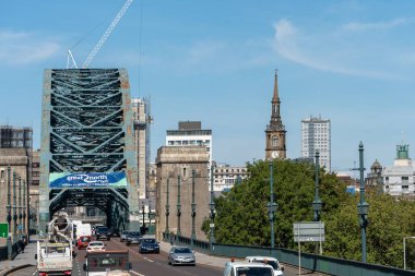 Tyne Köprüsü 'nün Gateshead' den Newcastle 'a geçişini gösteren şehir manzarası İngiltere, Tyne üzerinde, St Mary' nin ziyaretçi merkezi de dahil..
