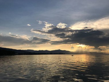 Gölün üzerinde manzaralı bir gün batımı