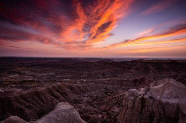 Çorak Topraklar üzerinde parlak pembe bir günbatımı gökyüzü