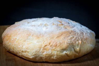 Tahtanın üzerinde bir somun ekmek.