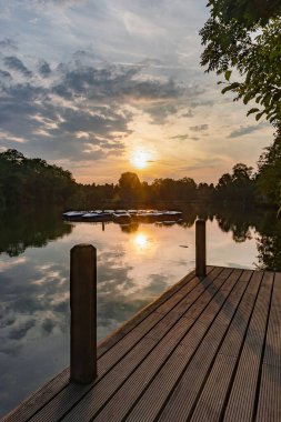Ludwigsburg, Almanya 'da gün batımının dikey görüntüsü.