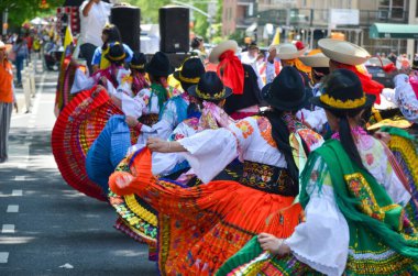 Her yıl düzenlenen Ekvador Bağımsızlık Günü Geçit Töreni 'ne katılan bir kalabalık, New York, ABD' deki Central Park West