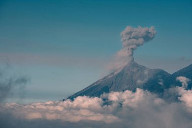 Guatemala 'da yeni bir sabahta Volkan de Fuego' yu temiz gören bulutlar denizi.