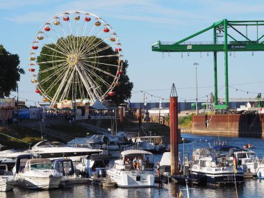 Almanya 'da düzenlenen Balıkçılar Festivali sırasında Gernsheim limanında demirleyen çok sayıda gemi vardı.