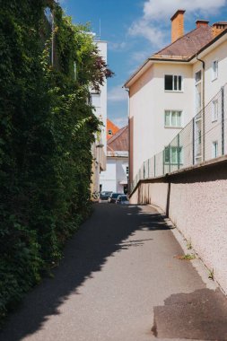 Dar bir yol ve binaların dikey görüntüsü