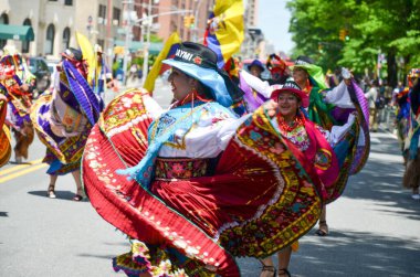 Ekvador Bağımsızlık Günü Geçidi sırasında geleneksel danslarla parlak bir kutlama, New York, ABD 'deki Central Park West