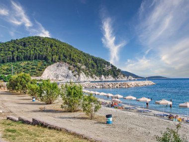 Yunanistan 'ın Brüksel adasındaki geleneksel Klima köyünde güzel bir sahil manzarası