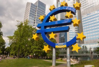 Frankfurt, Almanya, 28 Mayıs 2022: Şehir merkezi Bu EURO para birimi için büyük, ünlü bir işaret.
