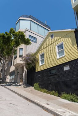 San Francisco, Telegraph Hill, eğimli sokak tipik renkli evleri