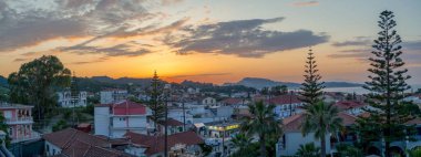 Yunanistan 'ın Zakynthos kentinde günbatımında modern binaların manzarası