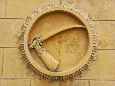 Duvarda keskin bir bıçak tabağı var.