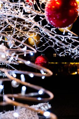 Metalik dallardan yapılmış yaratıcı bir Noel ağacı.