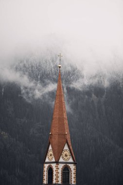 Sisli bir günde Hallstatt Şapeli 'nin dikey çekimi.