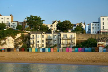 Sabahın erken saatlerinde Broadstairs, Thanet, Kent, İngiltere 'de Viking Körfezi plaj kulübelerinin yakın çekimi.