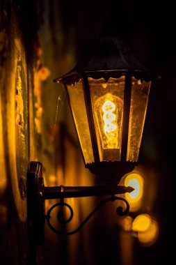 Danimarka 'daki Kopenhag metro binasının duvarındaki eski bir fenerin dikey yakın çekimi.