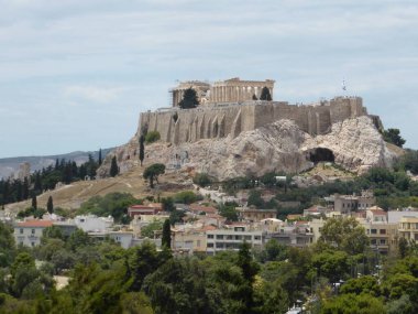 Arkaplanda Atina 'nın manzaralı Akropolis