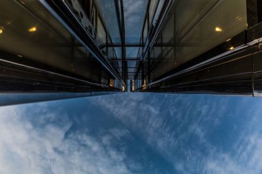 Güneşli bir günde modern binaların alçak açılı görüntüsü