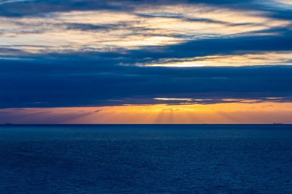 Очаровательный Яркий Восход Солнца Над Синим Спокойным Морем — стоковое фото