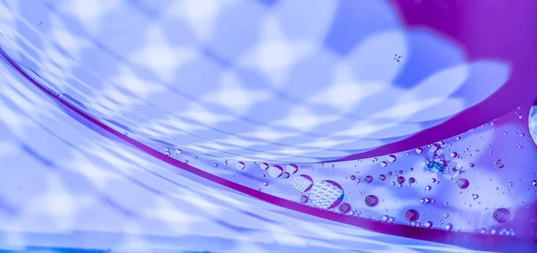 水の中の油の小さな滴光を反射するマクロ写真 — ストック写真