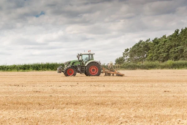 Sebuah Traktor Membajak Lahan Pertanian — Stok Foto