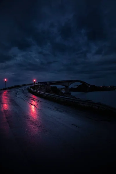 Eine Vertikale Aufnahme Der Brücke Bei Nacht — Stockfoto