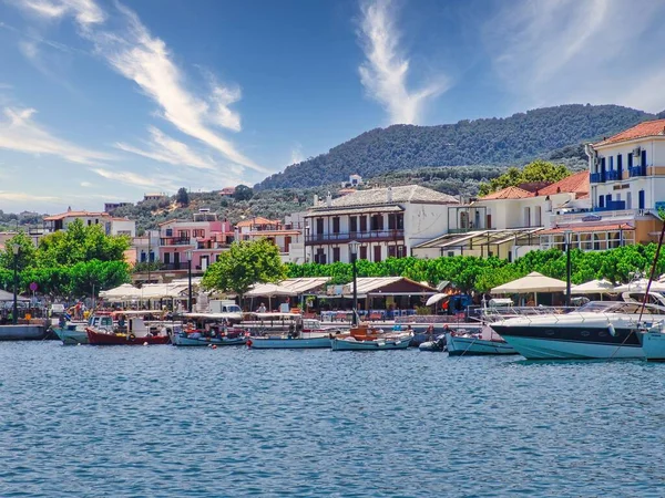 Shot Skopelos Town Boats Nice Beach Greece Mountains Background — Stock Photo, Image