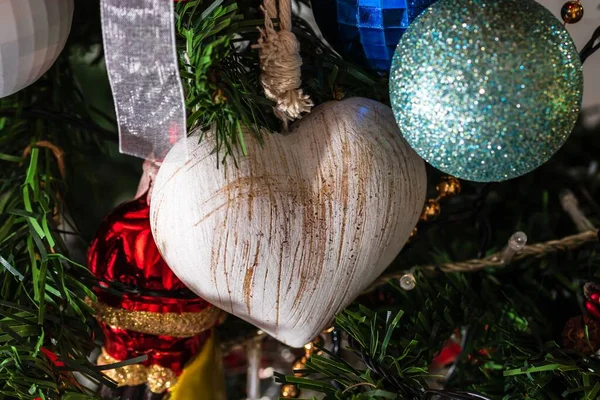 Noel Ağacında Asılı Güzel Noel Süsleri Dekorasyonları — Stok fotoğraf